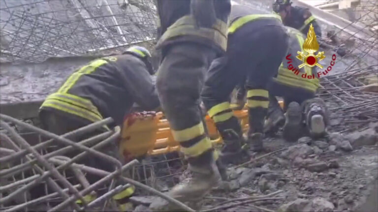 Crollo a Firenze, vigili fuoco estraggono operai coinvolti, le immagini