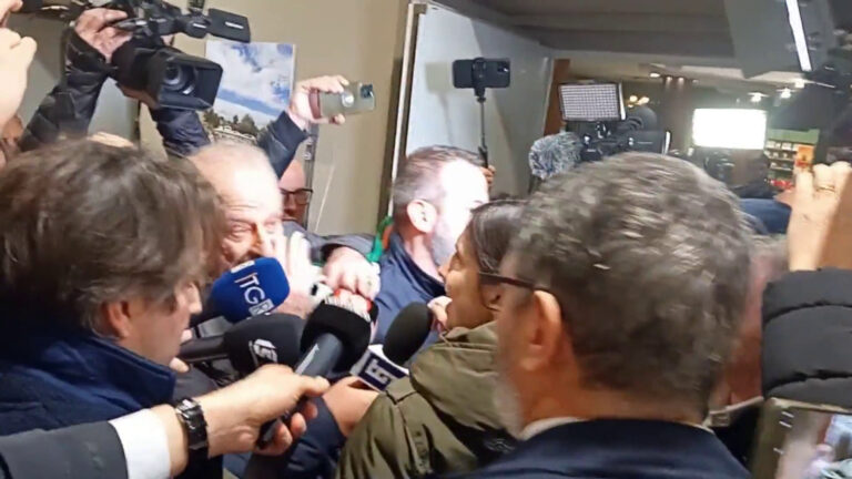 Schlein contestata da attivisti pro Palestina