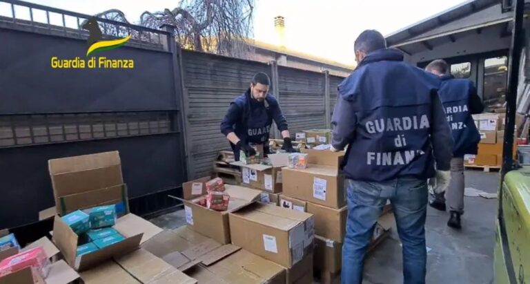 GdF scopre contrabbando di 12 tonnellate di sigarette elettroniche cinesi GdF scopre contrabbando di 12 tonnellate di sigarette elettroniche cinesi