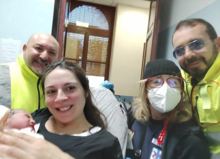 Partorisce su ambulanza del 118, mamma e bimba stanno bene