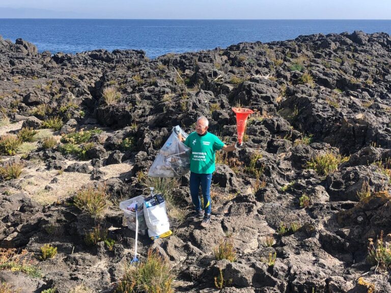 Il maratoneta ecologico Ferrara (75 anni) ripulisce la zona portuale di Naxos Il maratoneta ecologico Ferrara (75 anni) ripulisce la zona portuale di Naxos