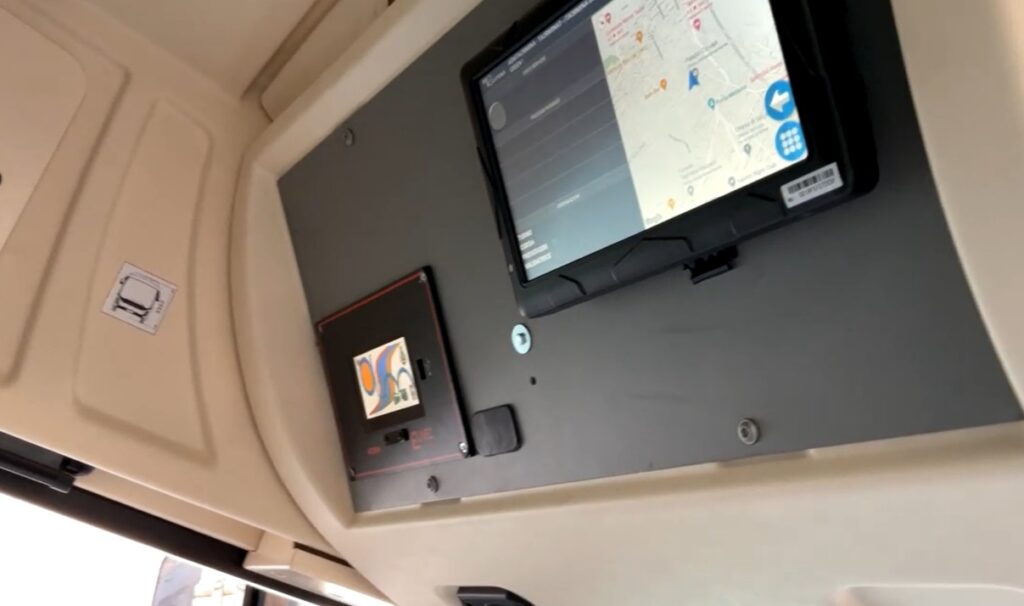 Asm Taormina, presentati 5 nuovi bus elettrici: "Presto altri 10 mezzi" 2 monitor di bordo
