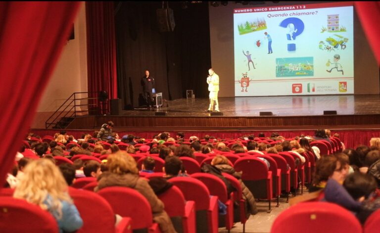 Studenti siciliani a lezione di “Numero Unico di Emergenza 112” Studenti siciliani a lezione di “Numero Unico di Emergenza 112”