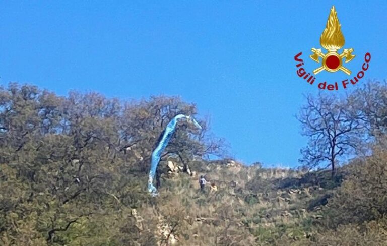 Gallodoro, giovane si lancia con il parapendio e cade. Intervengono i VdF Gallodoro, giovane si lancia con il parapendio e cade. Intervengono i VdF