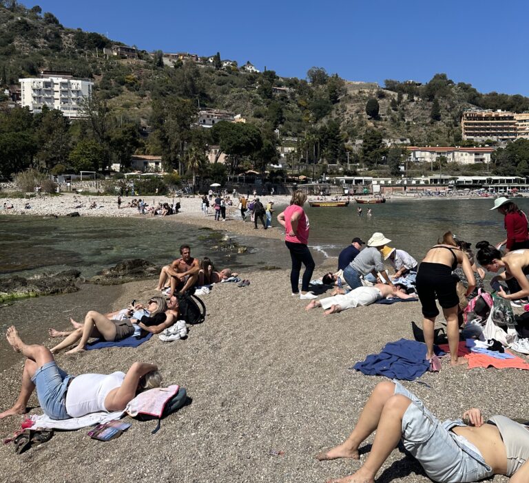 A Taormina è già estate: turisti in spiaggia. Assalto a Isola Bella