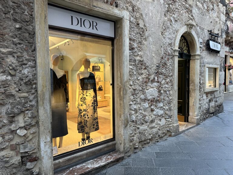 Dior verso un 2024 d’oro, Taormina sempre più al centro dei piani Lvmh