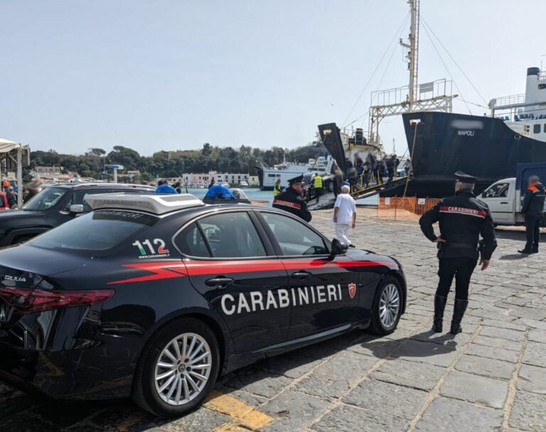 Si finge carabiniere per truffare anziani, 21enne denunciato