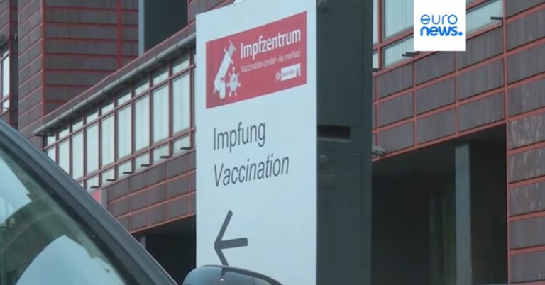 Vaccino Covid, tedesco assume 217 dosi in 29 mesi: (ad oggi) è sano