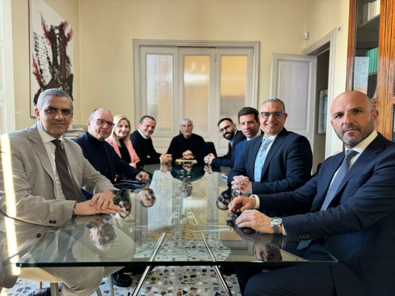 De Luca fonda la scuola di “Buona Amministrazione” con i “fedelissimi”