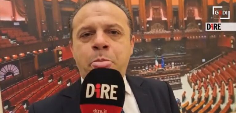 Il sindaco di Taormina attacca ancora Renzi e gli fa una pernacchia (VIDEO)