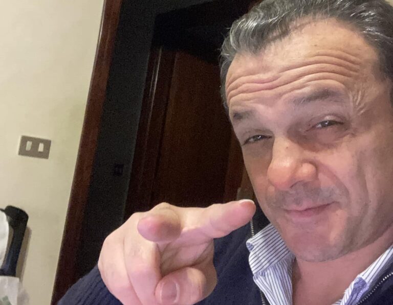 De Luca a caccia di fondi per le Europee: “Aiutate ScN, anche a rate, il 4 maggio cena di gala….”