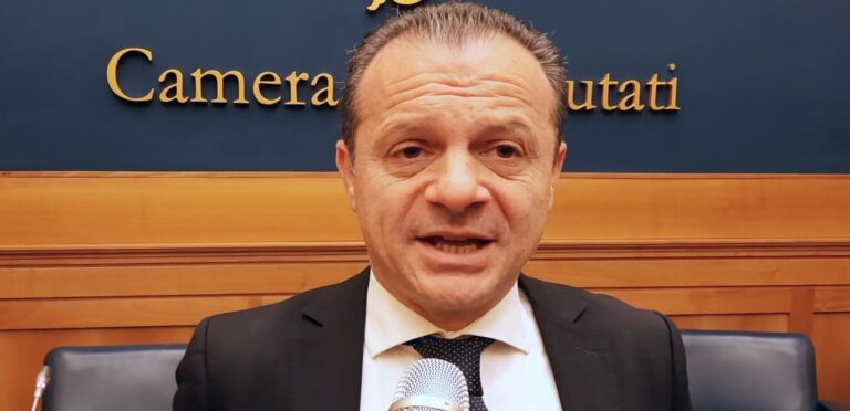 Europee, De Luca arruola il Capitano Ultimo: “Si compie la profezia” (VIDEO) Europee, De Luca arruola il Capitano Ultimo: “Si compie la profezia” (VIDEO)