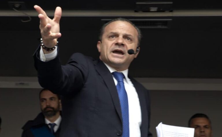 De Luca ci riprova con Alemanno: “Scendi dall’Aventino, facciamo un passo di lato” De Luca ci riprova con Alemanno: “Scendi dall’Aventino, facciamo un passo di lato”