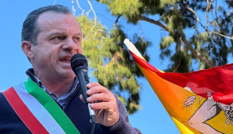 De Luca annuncia la “spedizione dei mille al contrario”: “Si parte da Fiumedinisi”