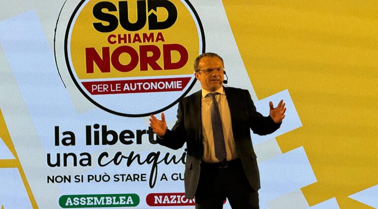 De Luca all’assemblea nazionale di ScN a Taormina: “Libertà, vogliamo il Regno delle 2 Sicilie”