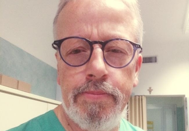 Medico va a casa di una 15enne dimessa dal Pronto Soccorso e le salva la vita