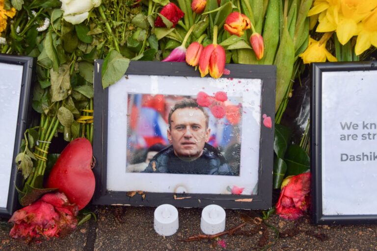 In migliaia ai funerali di Navalny. “La Russia sarà libera”
