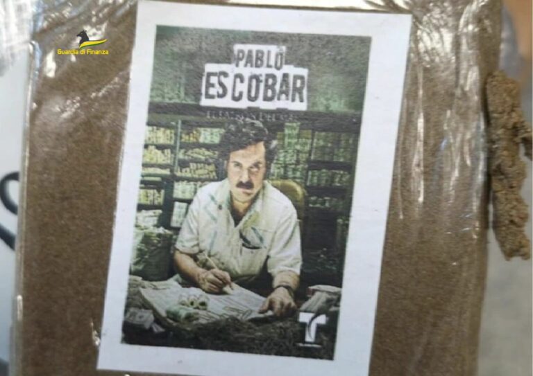 GdF sequestra in Puglia 11 kg di droga con la foto di Escobar, 2 arresti