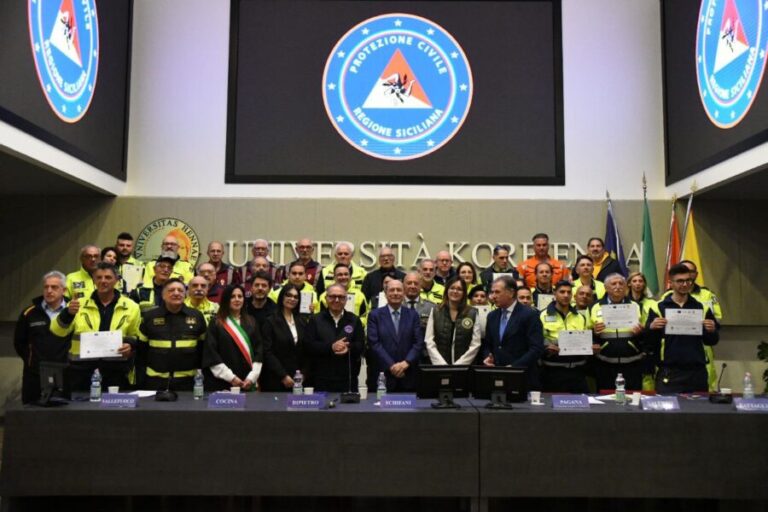 Antincendio, Schifani consegna attestati a nuovi volontari di Protezione Civile Antincendio, Schifani consegna attestati a nuovi volontari di Protezione Civile