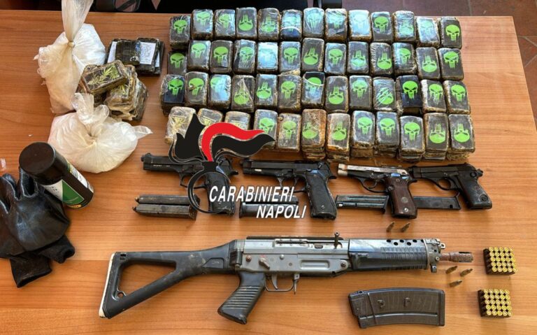 A Scampia sequestrati mitra, pistole e oltre 17 chili di droga