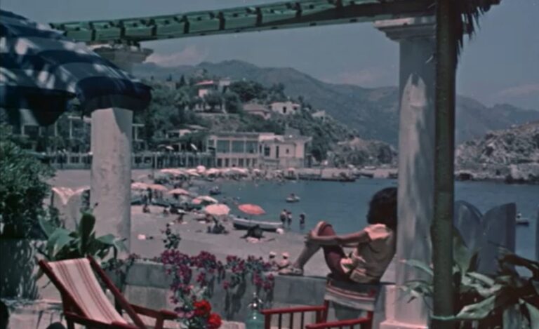 Febbraio 1953, Taormina piena di turisti in spiaggia: scene da brividi (VIDEO)
