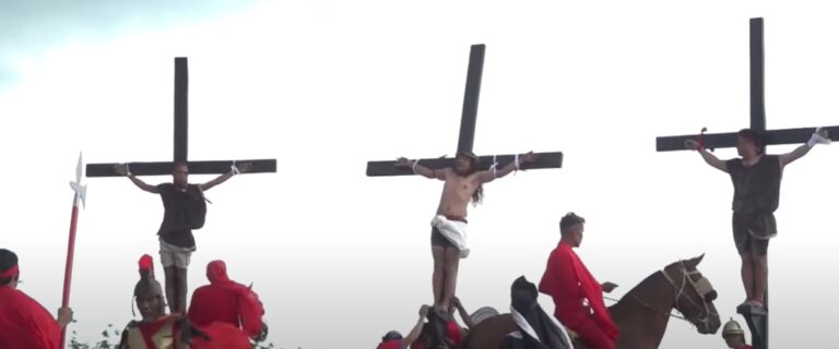 Venerdì Santo nel mondo, i fedeli celebrano la Pasqua Venerdì Santo nel mondo, i fedeli celebrano la Pasqua