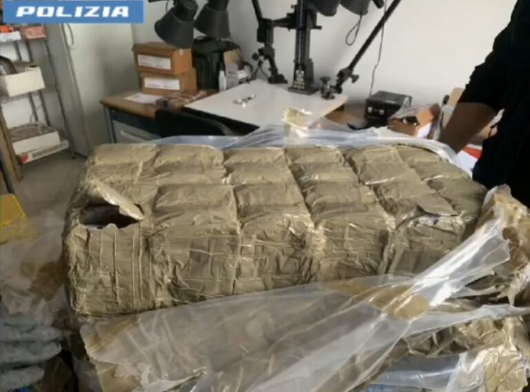 In auto e in casa 80 Kg di droga, due arresti