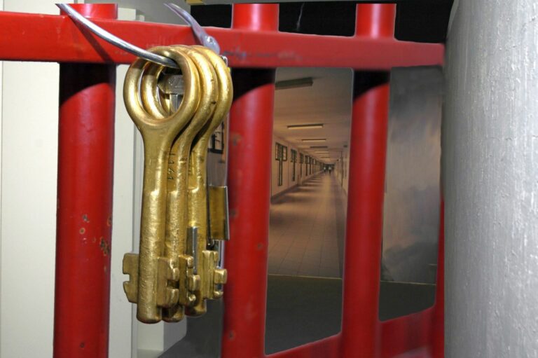 Droga e cellulari in carcere, 30 misure cautelari a Napoli