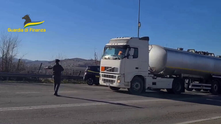 Frode Iva di 300 mln su carburanti, arresti e sequestri