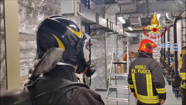 Principio d’incendio su nave cargo al porto di Catania
