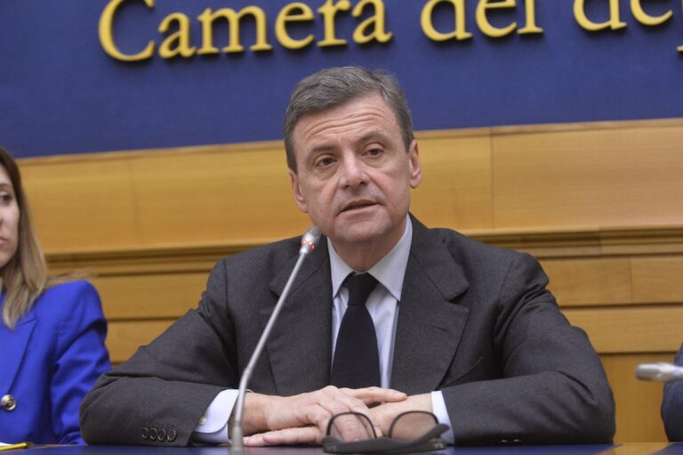 Calenda: “Conte sarà il Dracula del Pd, Schlein lo molli”