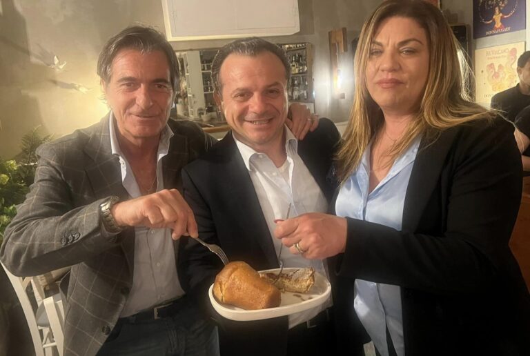 De Luca: “Sancito il patto del babà, ora la notte dei lunghi coltelli…”