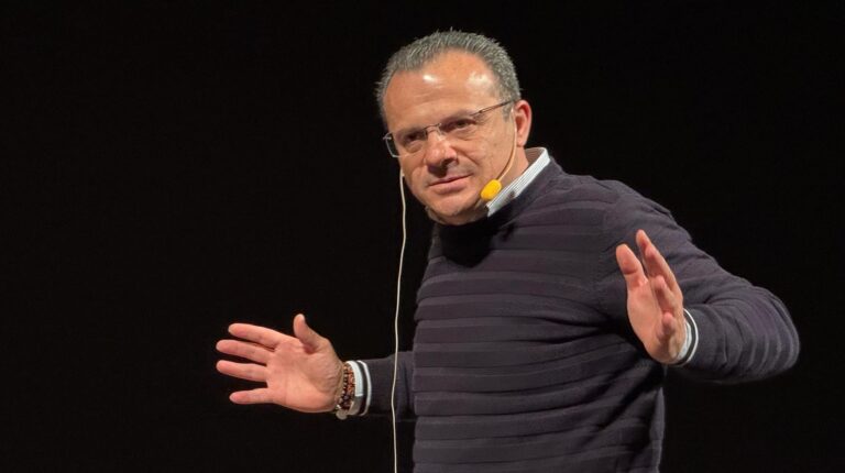 De Luca: “A Taormina il 75% degli impiegati erano evasori. Poi sono arrivato io…” De Luca: “A Taormina il 75% degli impiegati erano evasori. Poi sono arrivato io…”
