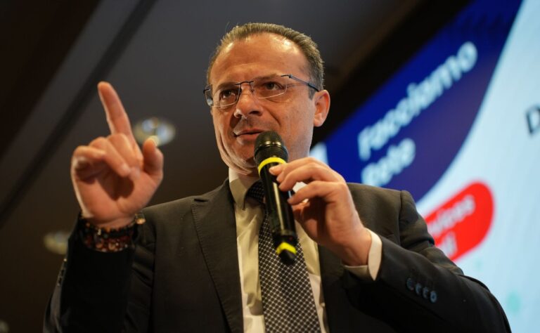 Vannacci-De Luca, volano stracci. Il sindaco: “Patetico, gli ho detto No”