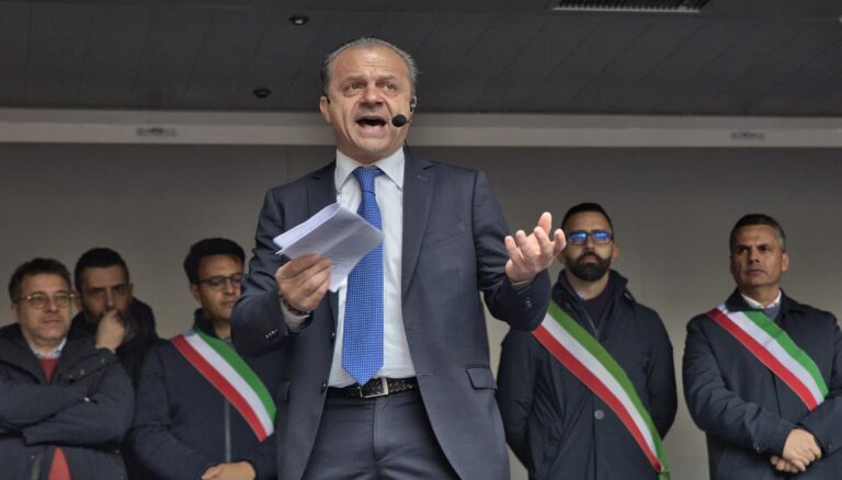 Europee, De Luca: “Giuda sterilizzato, siamo già oltre i 12 apostoli e Gesù…”