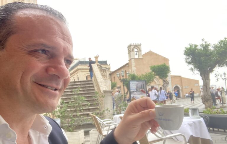 Europee, De Luca: “Campagna elettorale da 1,5 mln. Ora arruolatevi…”