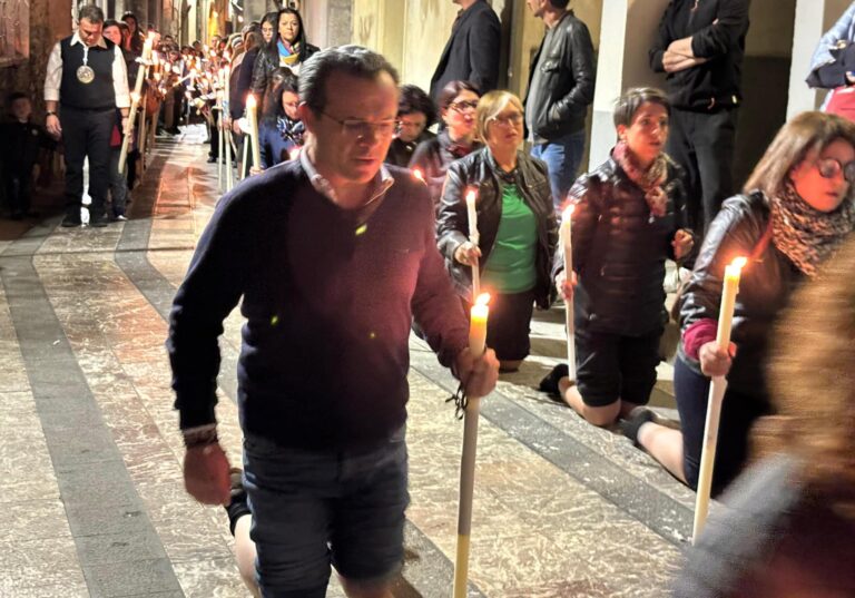 Il sindaco di Taormina in ginocchio per la Patrona di Fiumedinisi: “E’ liberatorio”