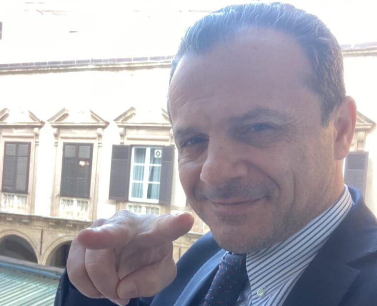 De Luca: “Dal 1 maggio tutti in bikini a Taormina con il costume della libertà…”