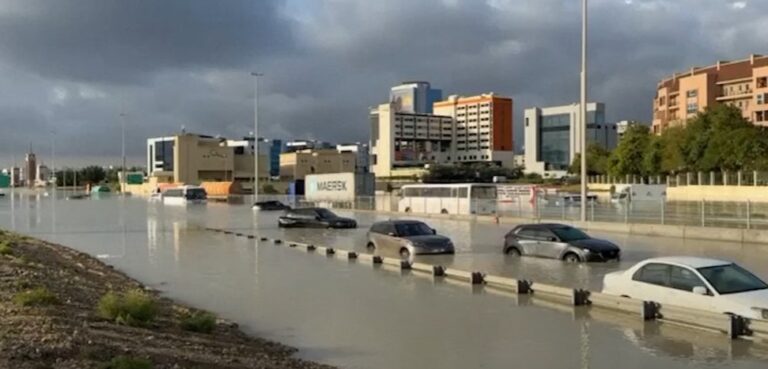 Crisi climatica: Dubai inondata da 142 mm di pioggia
