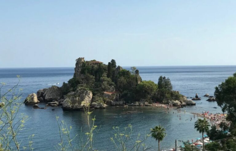 Alga tossica in un tratto di Isola Bella: scatta il divieto di balneazione