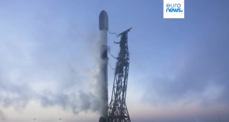 SpaceX di Elon Musk lancia 22 satelliti Starlink SpaceX di Elon Musk lancia 22 satelliti Starlink