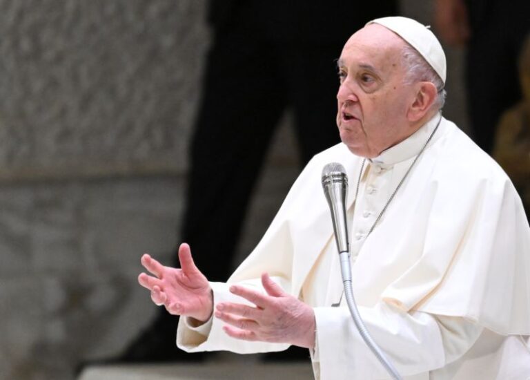 Papa: “Nessuno deve togliere la dignità alle persone”