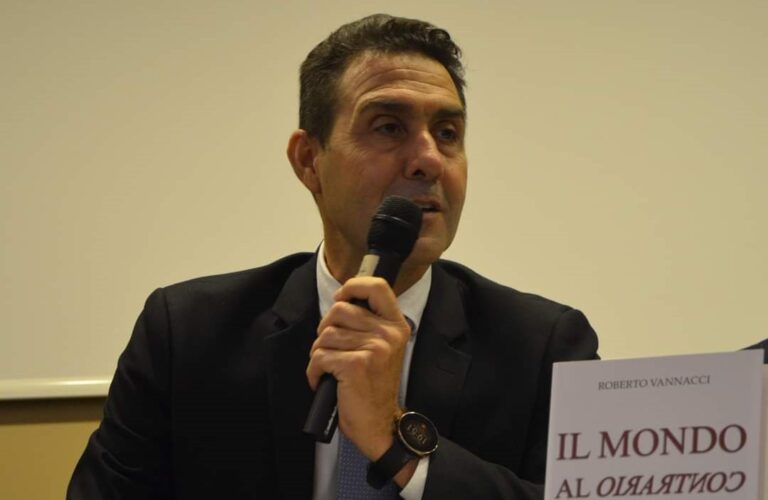 Vannacci carica De Luca: “Racconta fandonie. Mi ha fatto cercare dai suoi sgherri”