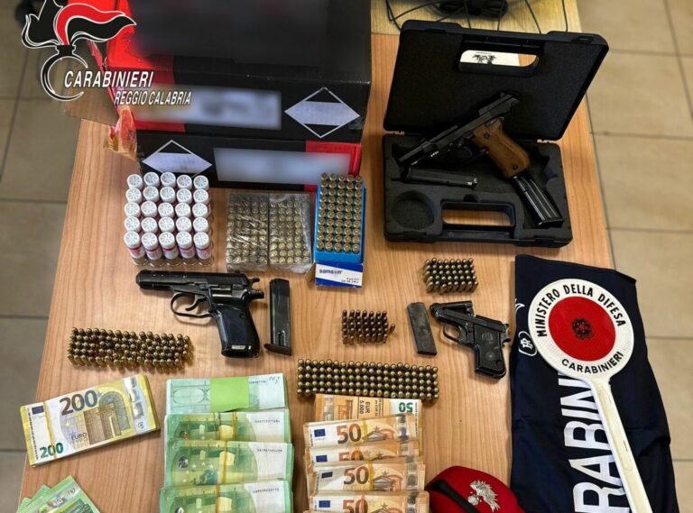 Pubblica sui social foto di pistole senza avere porto d’armi, arrestato