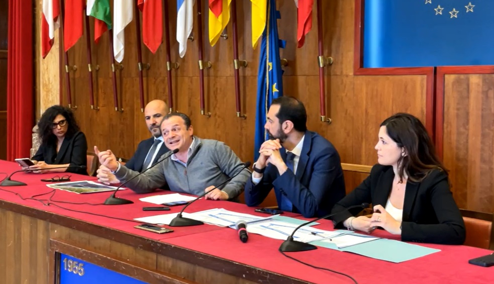 De Luca: "Taormina non dovrà più elemosinare acqua d'estate. Poi 20 mln di investimenti" 1 conferenza stampa su rete idrica Taormina