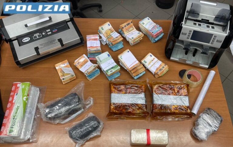 Nella soppressata 70mila euro e 5 kg di droga, due arresti