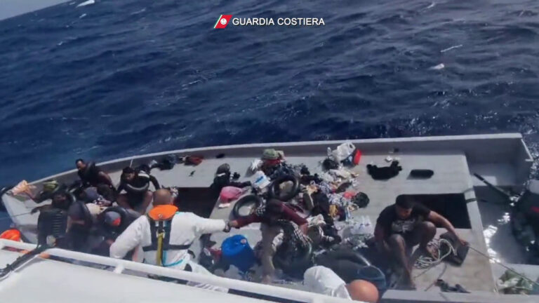 Guardia Costiera salva 37 migranti a Lampedusa