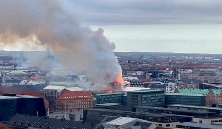 In fiamme la Borsa di Copenaghen, crolla la guglia In fiamme la Borsa di Copenaghen, crolla la guglia