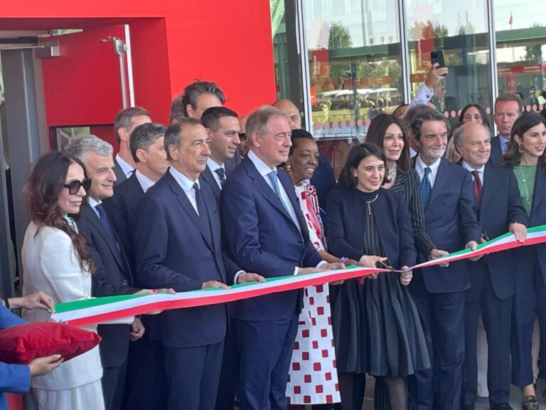 Milano, inaugurato Salone del Mobile. 1.950 espositori da 35 paesi Milano, inaugurato Salone del Mobile. 1.950 espositori da 35 paesi