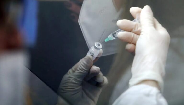 Covid, crollano le vaccinazioni: -95%, gli italiani dicono basta Covid, crollano le vaccinazioni: -95%, gli italiani dicono basta